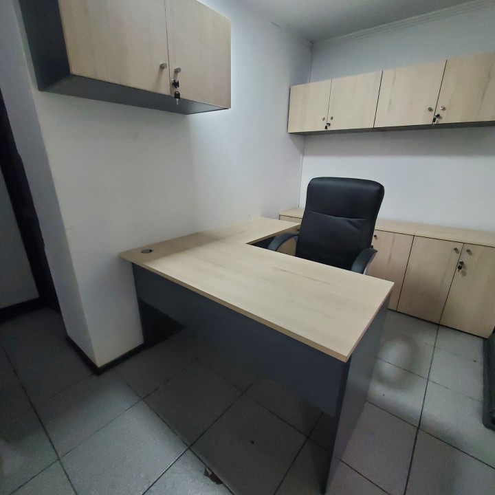 Escritorio recto con patas en melamina